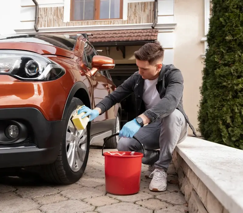 Lavage auto à domicile Saint-Benoist-sur-Mer : professionnel intervenant sur un véhicule